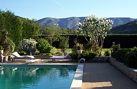 Piscine avec vue sur le Luberon