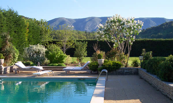 Mein des Magnolias - Fremdenzimmer Ménerbes - Schwimmbad und Blick auf Luberon