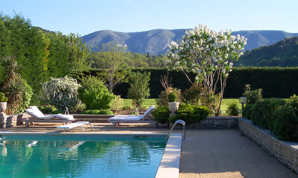 Mas du Magnolia - Locations de vacances à Ménerbes - Piscine et vue sur le Luberon